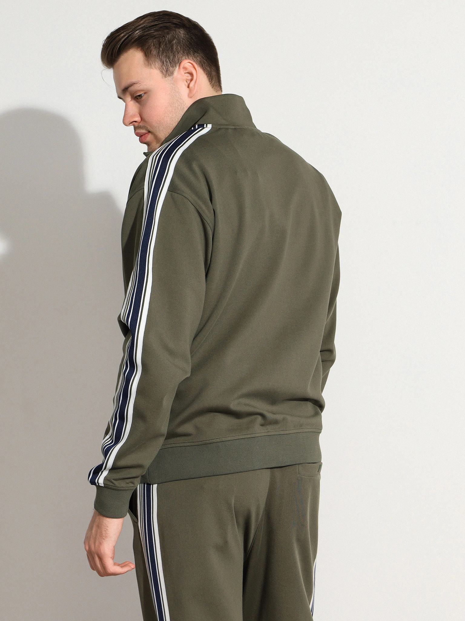 Толстовка зеленого цвета с лампасами по рукавам из смесового хлопка